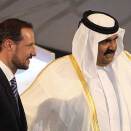 Ruvdnaprinsa Haakon Qatar ja Ovttastuvvon Arábala&#154; Emiráhtaid guossis. Qatar Emira, Sjeik Hamad, vuostáiváldá Ruvdnaprinsa Haakona Qatalumis (Govva: Mohammed Dabbous / Reuters)
